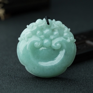 糯种浅绿翡翠如意锁吊坠