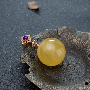 18K鸡油黄蜜蜡圆珠吊坠