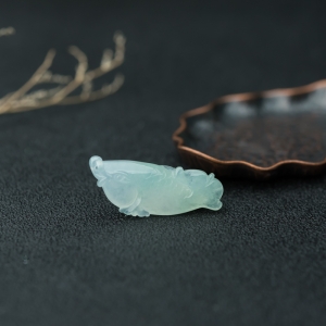 糯冰种淡晴水翡翠年年有余吊坠