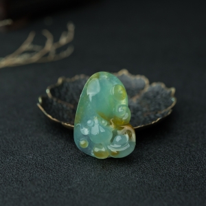 糯冰种俏色翡翠年年有余吊坠