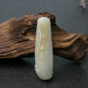 山料俏色和田玉竹节吊坠