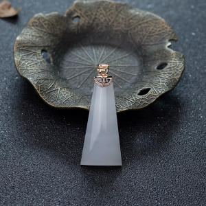 18K山料和田白玉随形吊坠