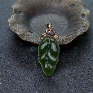 18K山料和田碧玉叶子吊坠