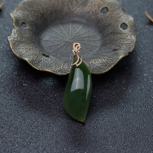 18K山料和田碧玉随形吊坠