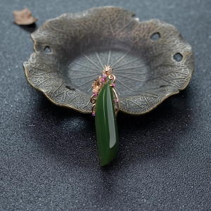 18K山料和田碧玉随形吊坠