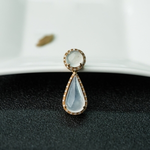 18K糯冰种翡翠随形吊坠