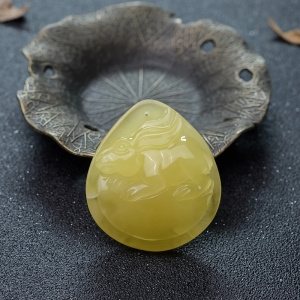 柠檬黄蜜蜡玉兔吊坠