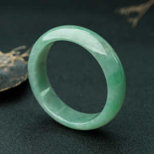 56.4mm糯种豆绿翡翠手镯