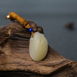 籽料俏色和田玉龙龟吊坠