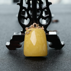 18K鸡油黄蜜蜡无事牌吊坠