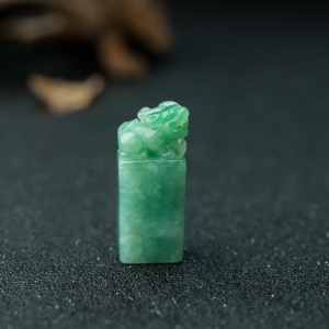 糯种豆绿翡翠貔貅印章