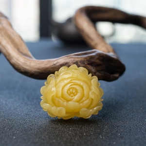 鸡油黄蜜蜡花吊坠