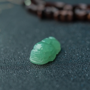 糯冰种晴水翡翠貔貅吊坠
