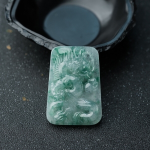 冰种飘花翡翠龙牌吊坠