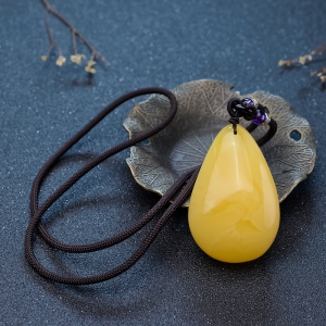 鸡油黄蜜蜡随形吊坠