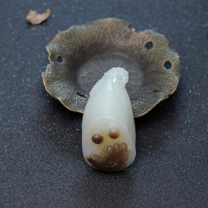 山料俏色和田玉连年有余吊坠