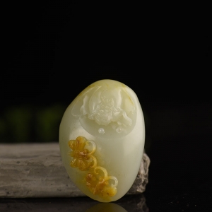 籽料俏色和田玉蝶恋花吊坠