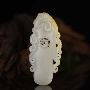 籽料俏色和田玉府上有龙吊坠