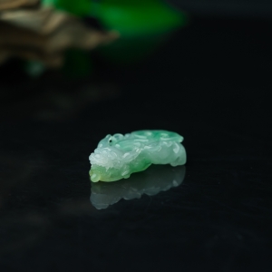 糯冰种浅绿翡翠貔貅吊坠