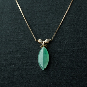 18K糯冰种晴水翡翠随形吊坠