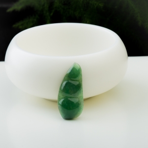 糯冰种翠绿翡翠连中三元吊坠