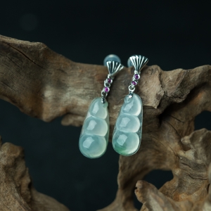 18K糯冰种飘花翡翠福豆耳钉