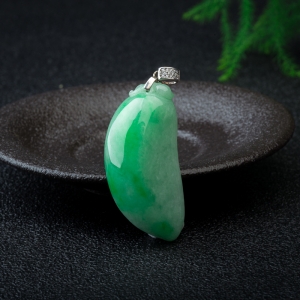 银镶豆种飘翠翡翠福瓜吊坠