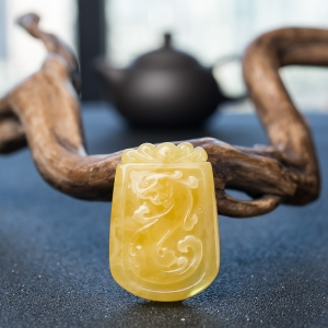 鸡油黄蜜蜡仿古龙吊坠