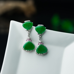 18K糯冰种阳绿翡翠随形耳钉