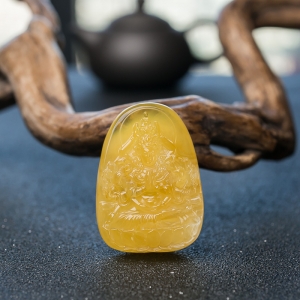 鸡油黄蜜蜡千手观音吊坠