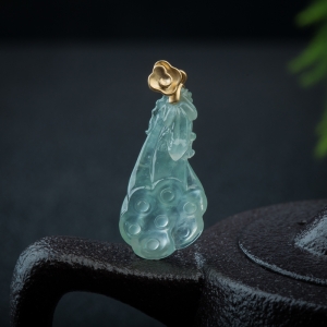 18K冰种翡翠莲蓬吊坠