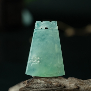 糯冰种晴水翡翠无事牌吊坠