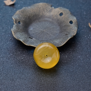 鸡油黄金绞蜜平安扣吊坠