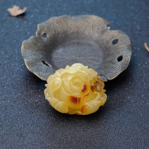 带皮俏色蜜蜡牡丹花吊坠