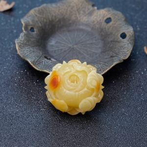 带皮俏色蜜蜡牡丹花吊坠