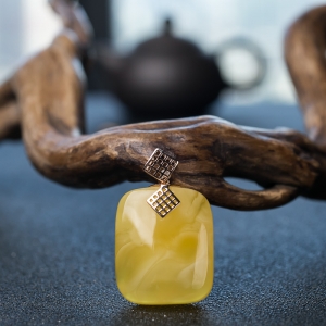 18K鸡油黄蜜蜡无事牌吊坠