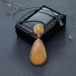 银镶鸡油黄蜜蜡水滴吊坠