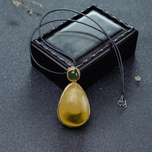 银镶鸡油黄蜜蜡水滴吊坠