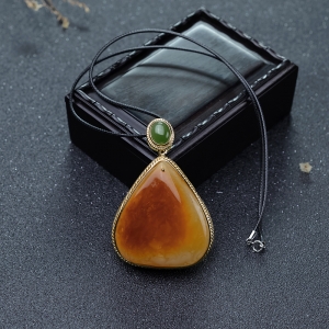 银镶俏色蜜蜡随形吊坠