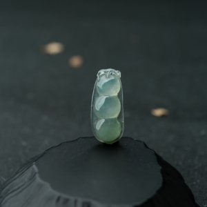 油青种晴水翡翠福豆吊坠