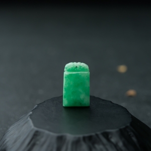 糯种阳绿翡翠无事牌吊坠