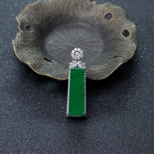 18K糯冰种阳绿翡翠吊坠