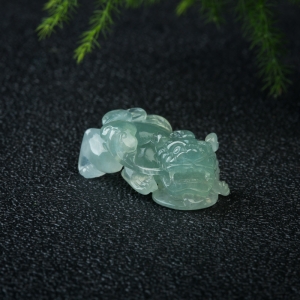 糯冰种晴水翡翠貔貅吊坠