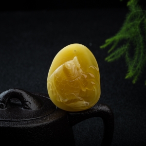 鸡油黄蜜蜡年年有余吊坠