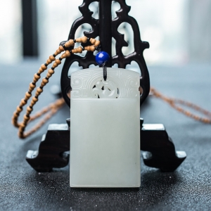 籽料和田白玉无事牌吊坠