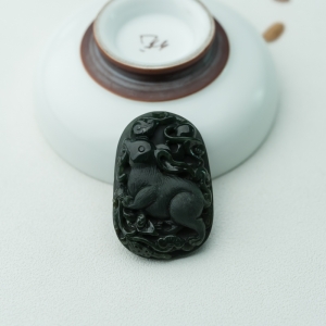 糯种墨翠卯兔吊坠