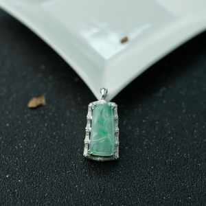 18K糯种飘翠翡翠节节高升吊坠