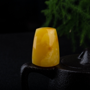 鸡油黄蜜蜡无事牌吊坠