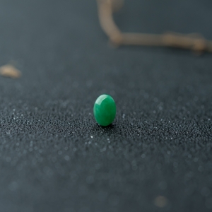 糯冰种豆绿翡翠蛋面