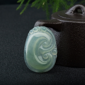 糯冰种浅绿翡翠如意吊坠